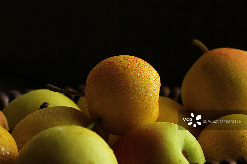 黑色背景上的南果梨，香梨，梨，水果图片素材
