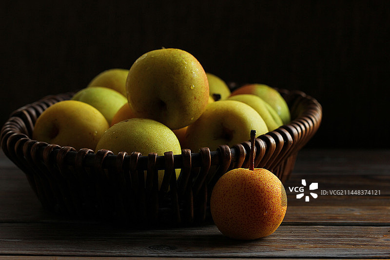 黑色背景上的香梨水果图片素材