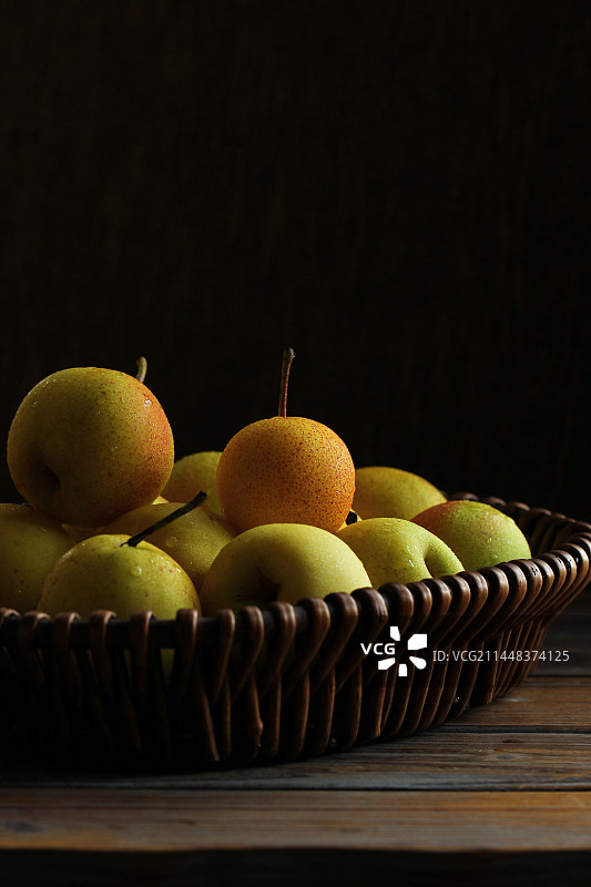 黑色背景上的香梨水果图片素材