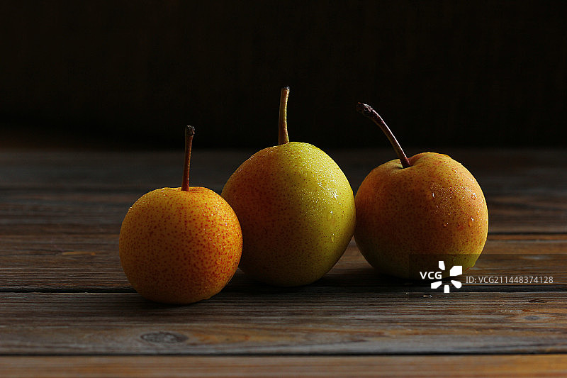 黑色背景上的香梨水果图片素材