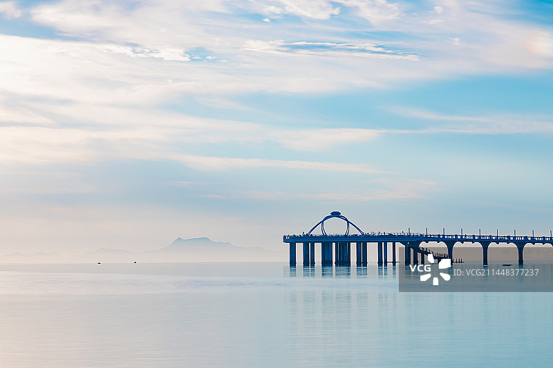 山东省烟台市金沙滩天马栈桥日出景象图片素材