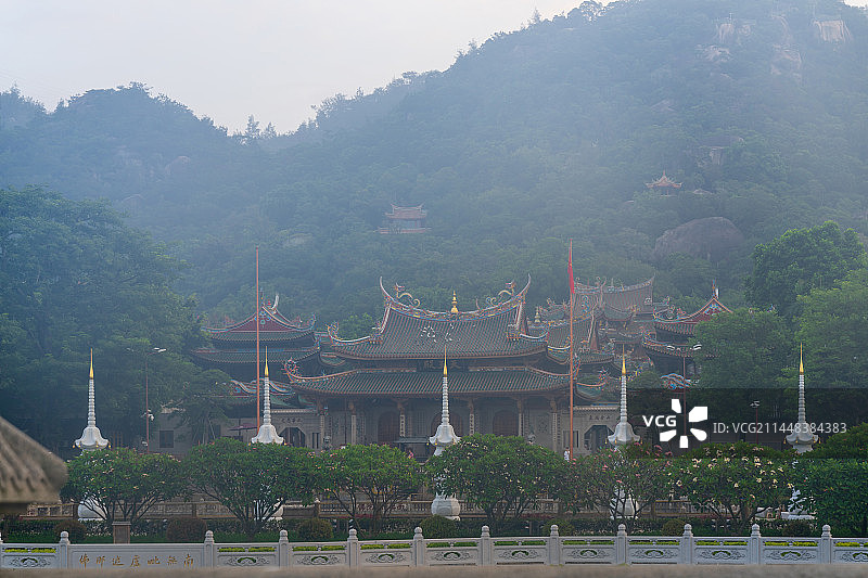 清晨宁静的厦门南普陀寺图片素材