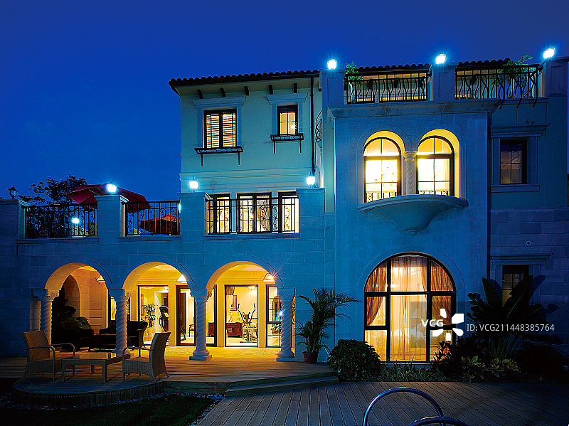 夜幕下灯火通明的别墅图片素材