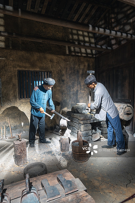 湖北恩施州博物馆内鄂西南铁匠铺人工造景图片素材