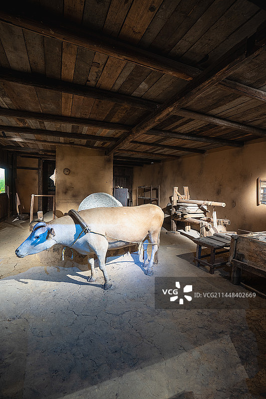 湖北恩施州博物馆内民间土法造纸作坊人工置景图片素材