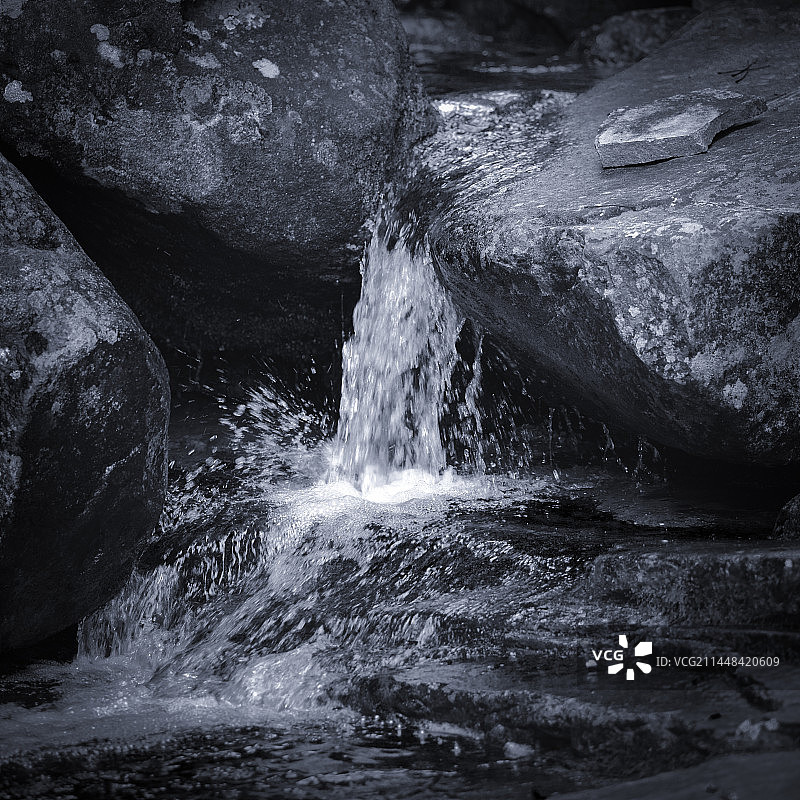 清泉石上流图片素材