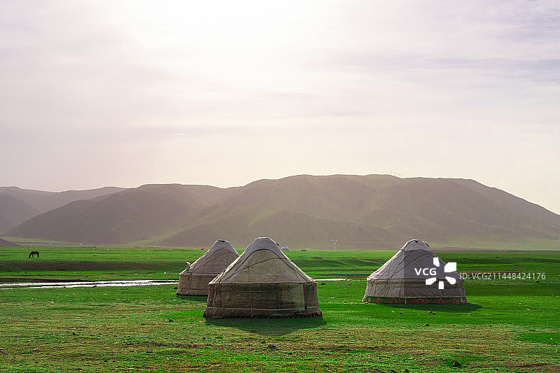 新疆生态自然牧场风光 扈尔特人部落 巴音布鲁克 白云 雪山图片素材