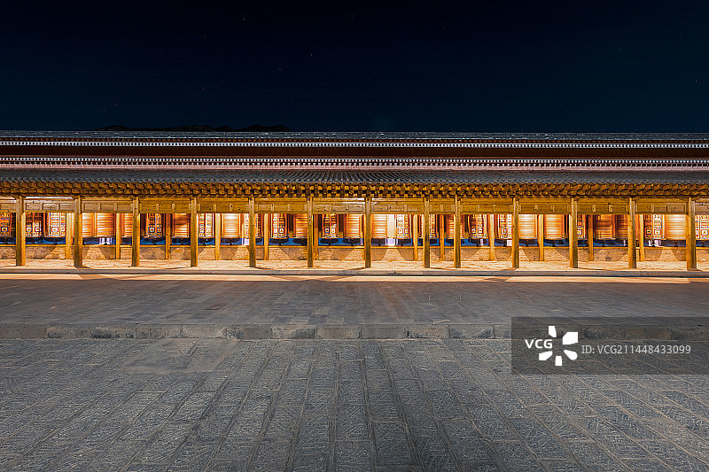 甘肃省甘南藏族自治州拉卜楞寺夜色图片素材