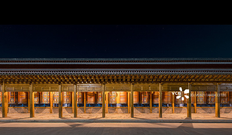 甘肃省甘南藏族自治州拉卜楞寺夜色图片素材