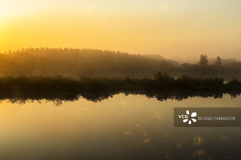 小河晨雾图片素材
