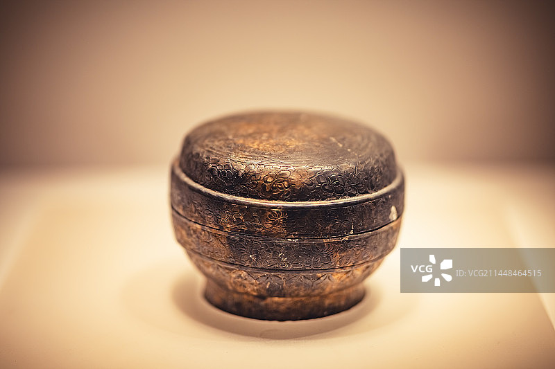 长干寺长干塔地宫出土宋代刻凤穿牡丹纹银香盒图片素材