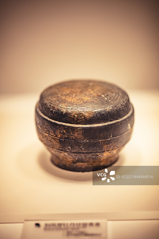 长干寺长干塔地宫出土宋代刻凤穿牡丹纹银香盒图片素材