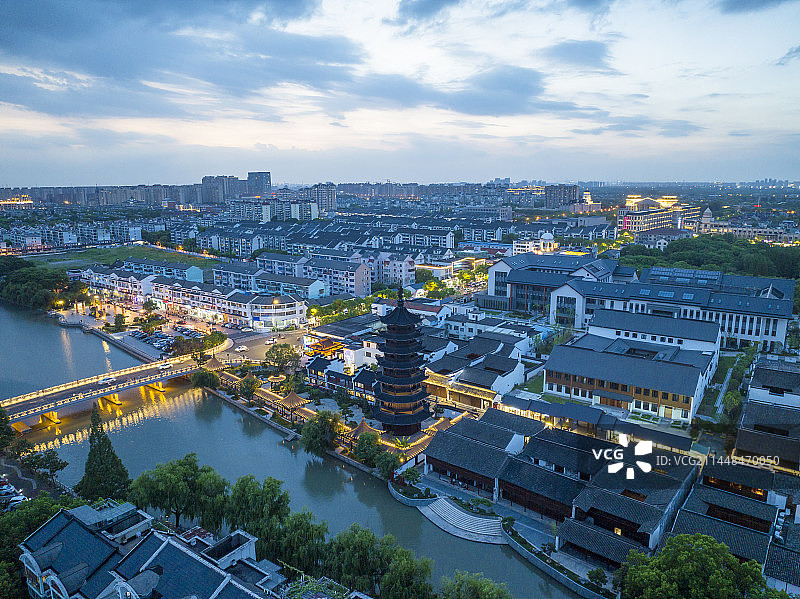 航拍泗泾古镇夜景图片素材