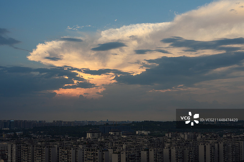 傍晚天空的积雨云图片素材