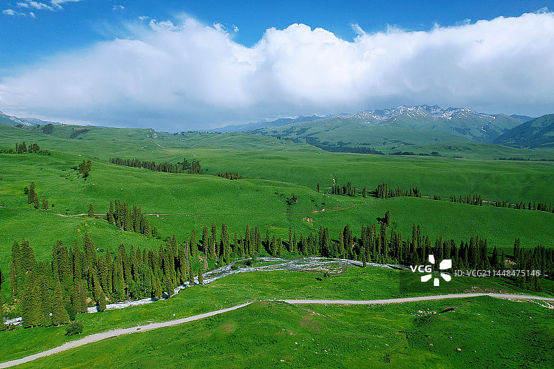 新疆唐布拉草原与山谷图片素材