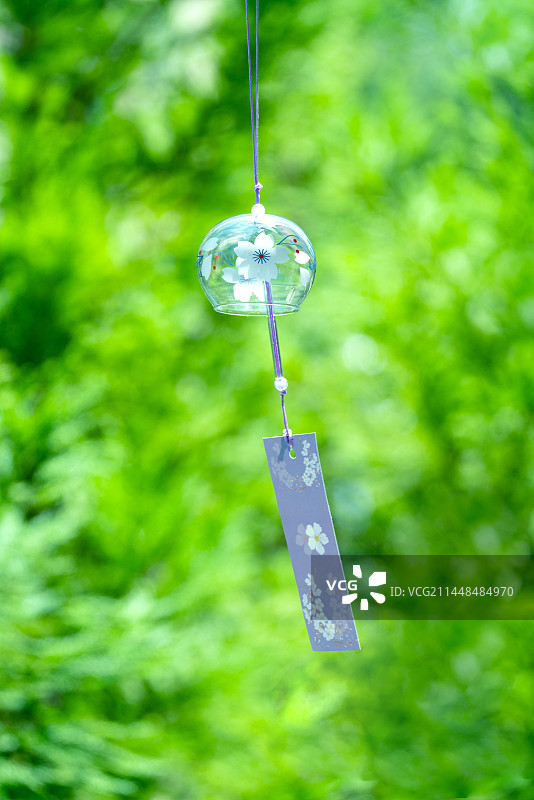 夏天随风摇曳的风铃图片素材