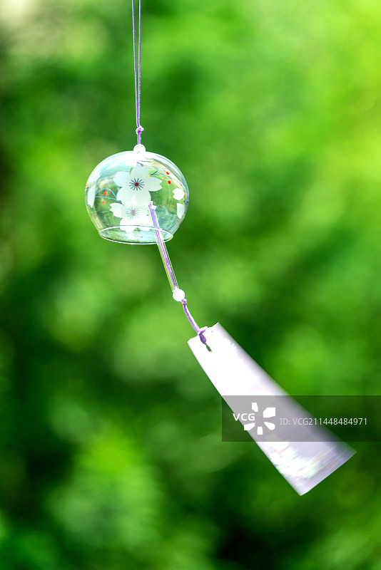 夏天随风摇曳的风铃图片素材
