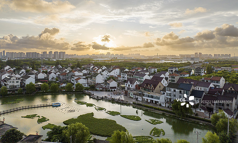 航拍上海湾区-金山嘴渔村图片素材