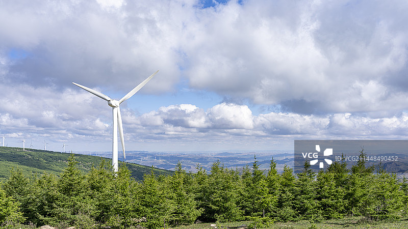 夏天绿色山峦森林风车天空图片素材