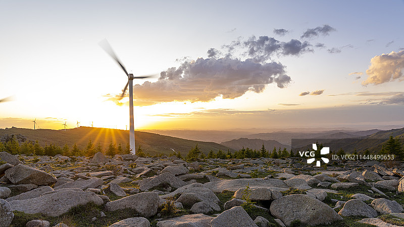 张家口冰山梁风景区日落山峦风车特写图片素材