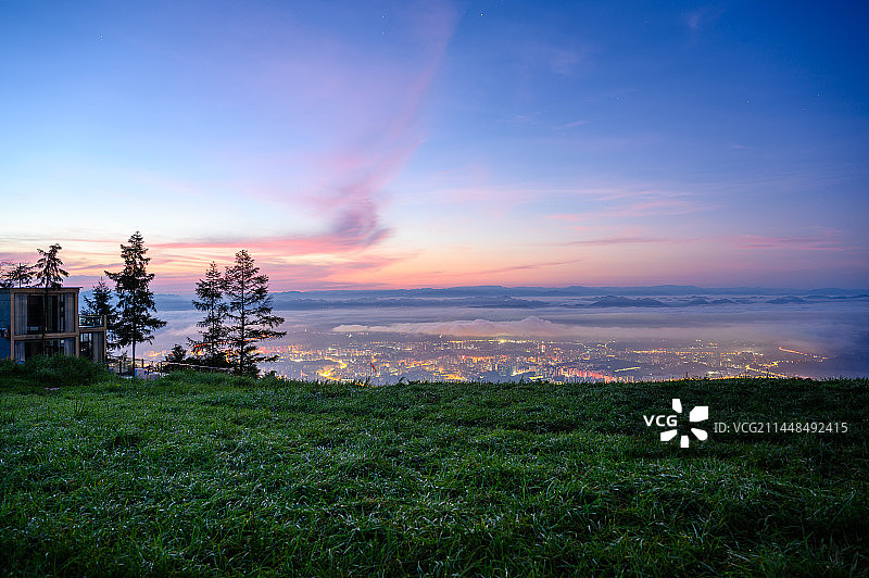 中国湖北恩施城市日出云海图片素材