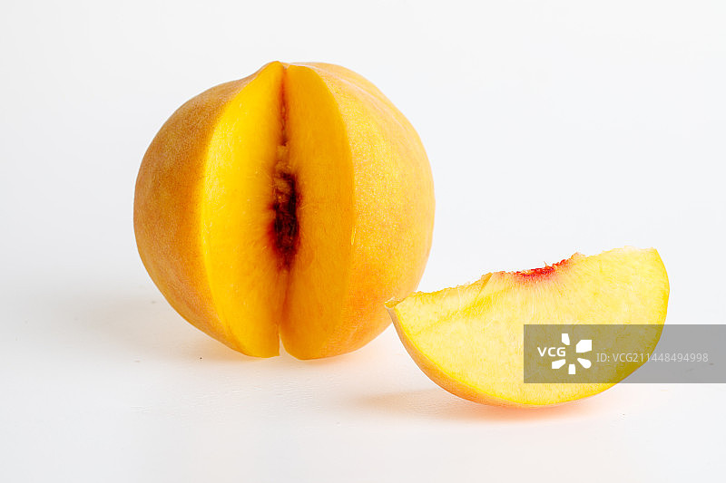 白色背景上的黄桃图片素材