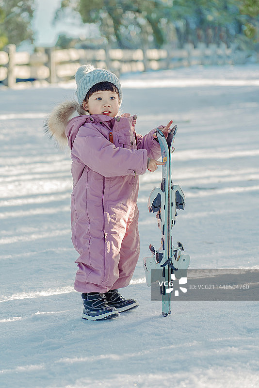高山滑雪场手持双板滑雪板男孩图片素材