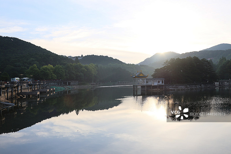 庐山如琴湖和山脉风光图片素材