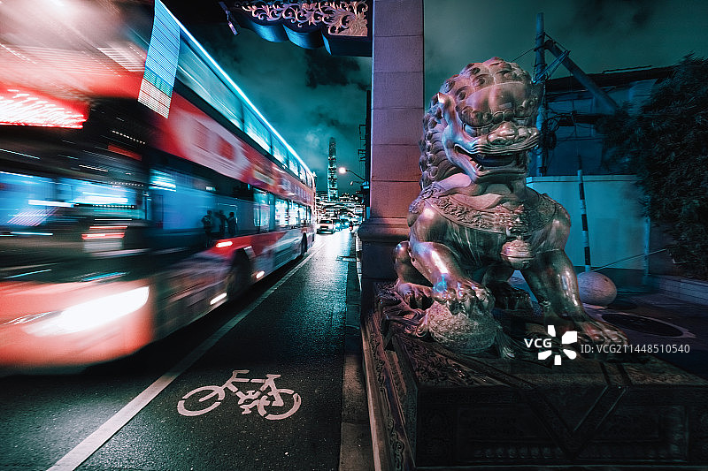 上海城隍庙御园上海老街动迁改造升级著名旅游景区牌坊石狮子图片素材