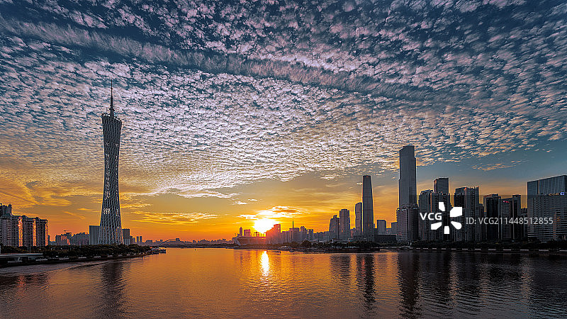 鱼鳞云出现在广州塔上空时的落日景色图片素材