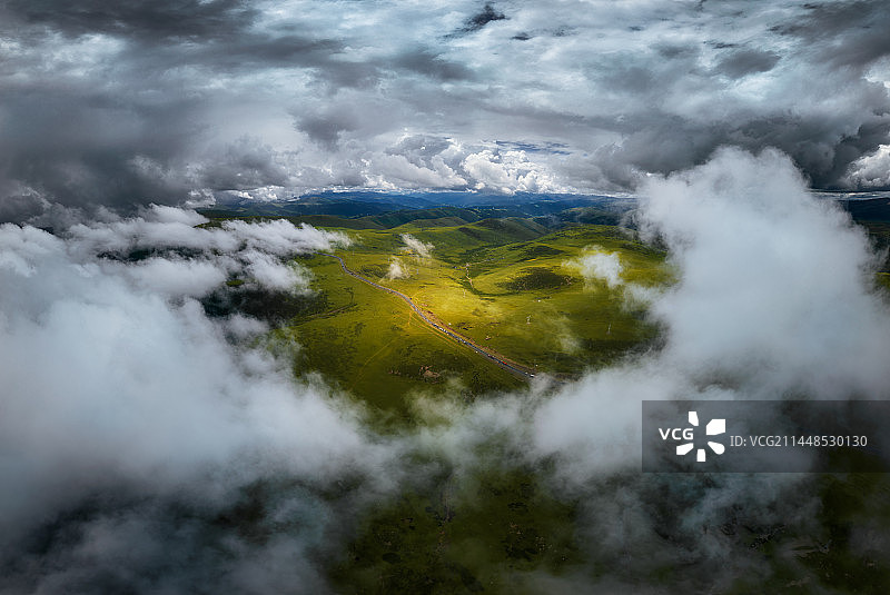 川西理塘天空之城穿云图片素材
