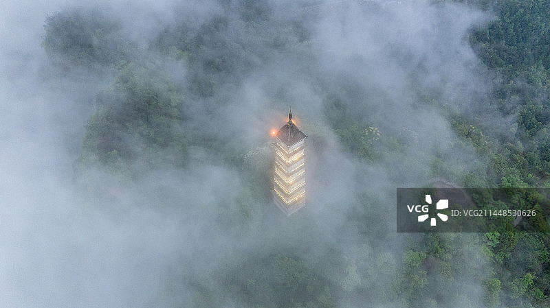 航拍夏天雨后天台赤城山梁妃塔云雾缭绕图片素材