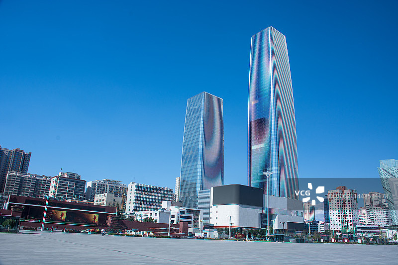 中国甘肃兰州城关区东方红广场的鸿运金茂万象城双子塔现代建筑图片素材