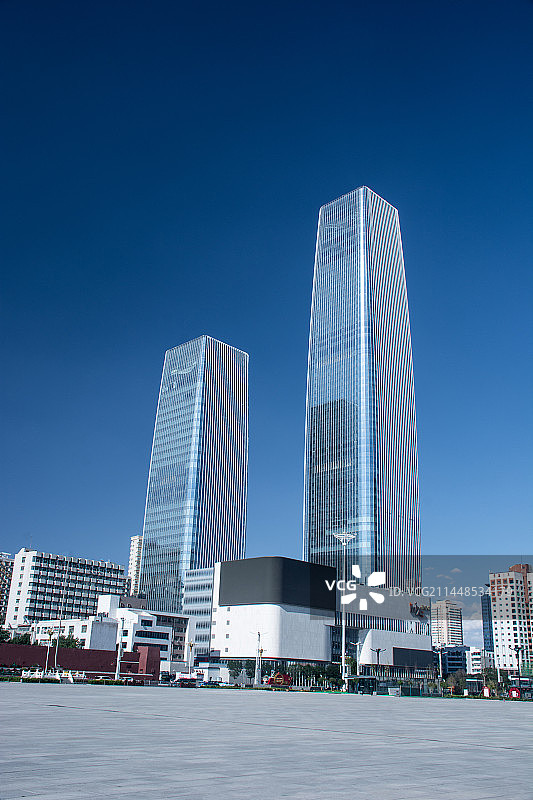 中国甘肃兰州城关区东方红广场的鸿运金茂万象城双子塔现代建筑图片素材