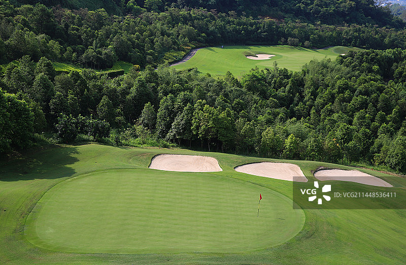 清晨的高尔夫球场图片素材