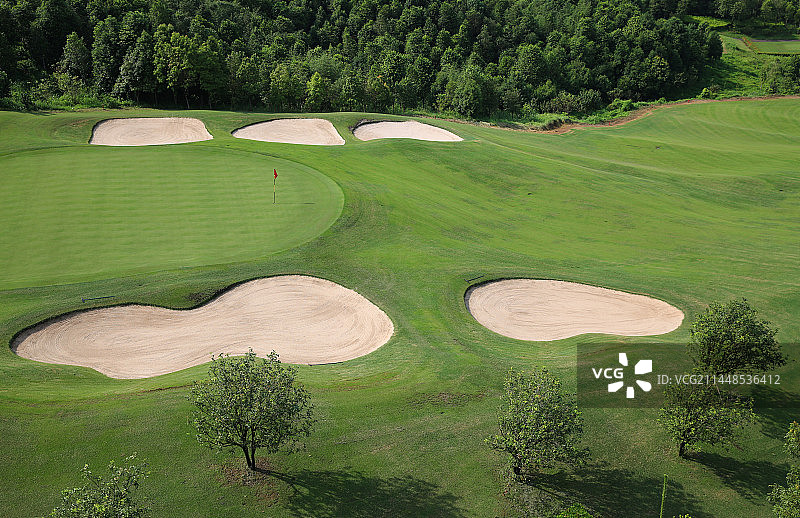 清晨的高尔夫球场图片素材