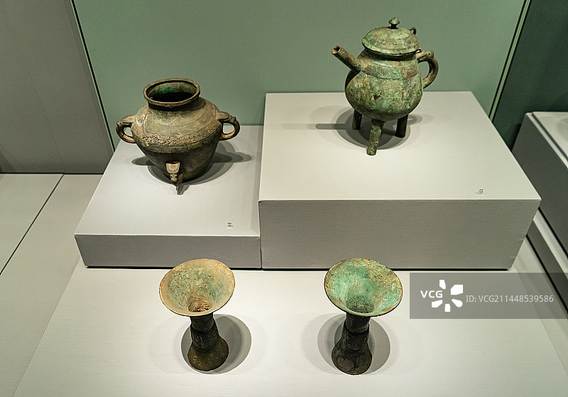 中国古代文明文化遗产拍摄主题，山东济南市博物馆，齐大官南宫铜鼎鲁伯厚父盘兽纹匜铜卣鸟青铜蛊，室内无人图片素材