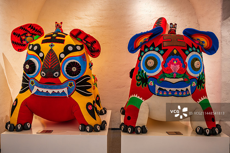 亚洲中国河南省郑州市只有河南戏剧幻城旅游景区非物质文化遗产中国民间手工艺布老虎图片素材