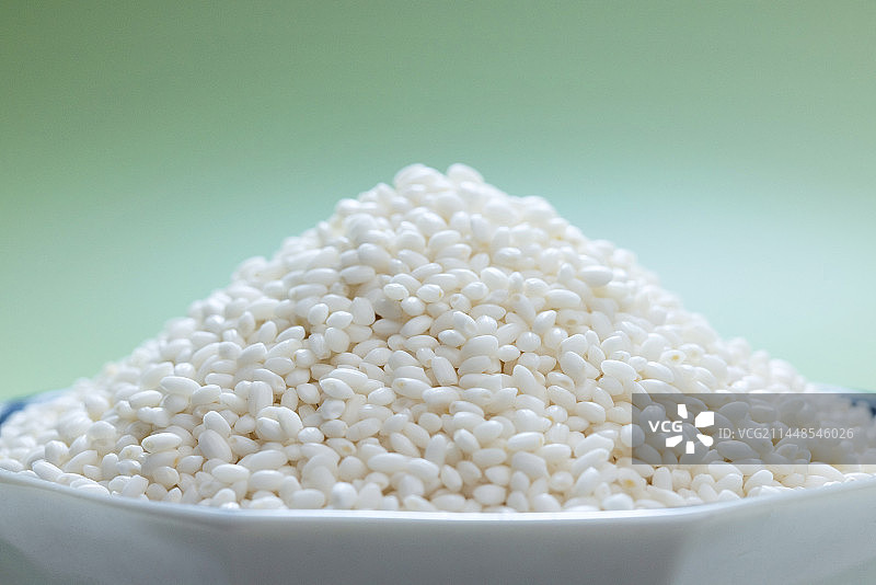 盘子里堆起的糯米特写图片素材
