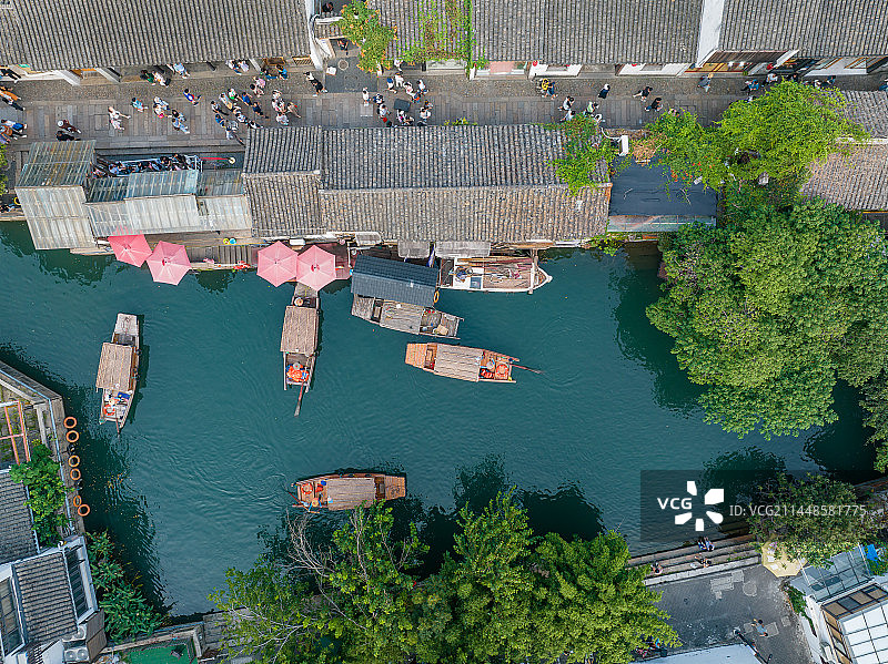 苏州姑苏区平江路，游人如织，游船行驶在河道里犹如一幅画图片素材