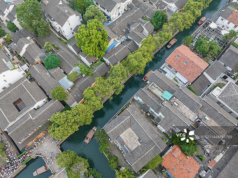 苏州姑苏区平江路，游人如织，游船行驶在河道里犹如一幅画图片素材