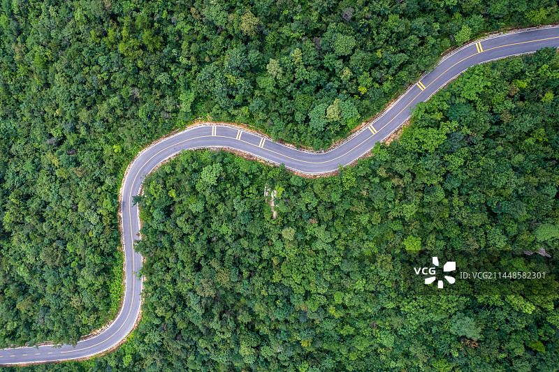 航拍俯拍湖北宜昌远安太平顶弯曲公路森林交通图片素材