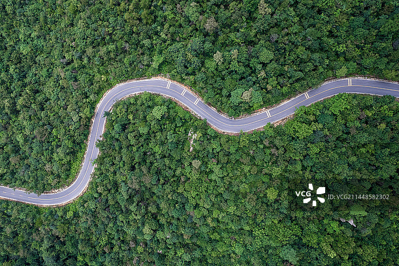 航拍俯拍湖北宜昌远安太平顶弯曲公路森林交通图片素材