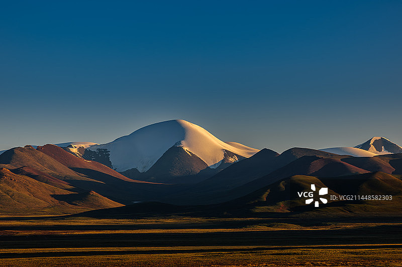 清晨阳光下的唐古拉山图片素材