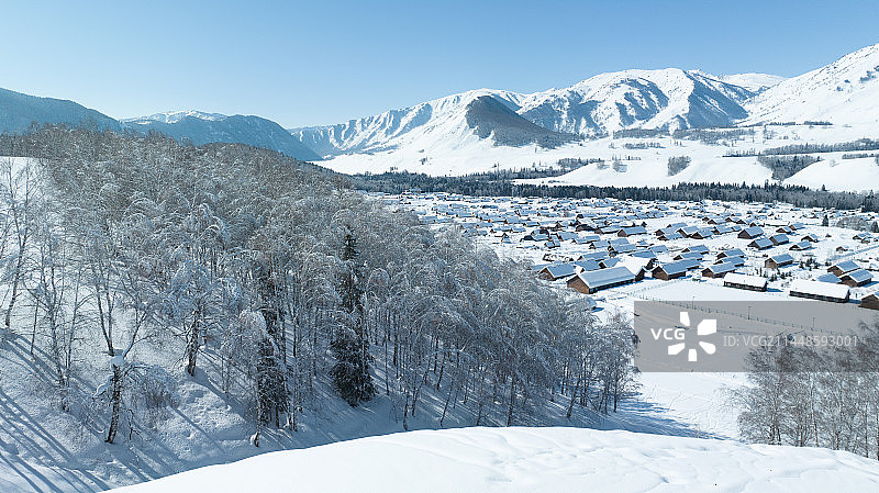新疆阿勒泰地区布尔津县喀纳斯禾木风景区冬季景观图片素材