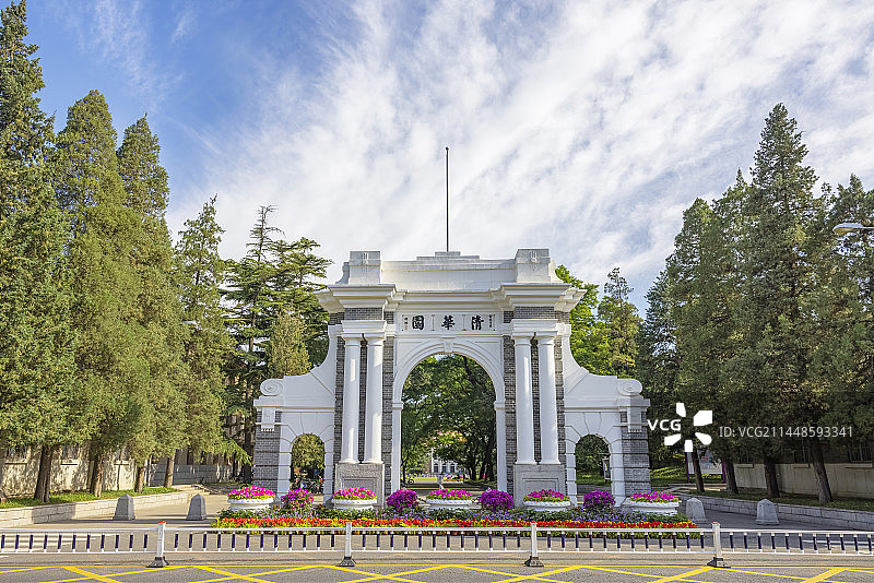 夏天天空多云早晨北京清华大学二校门建筑校园校门大门清华园地标象征图片素材