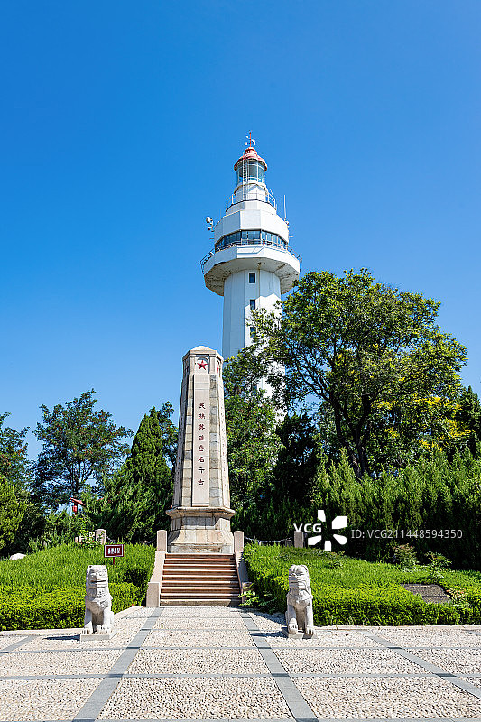 晴朗夏日山东省烟台市烟台山公园的民族英雄纪念碑和地标建筑白色灯塔图片素材