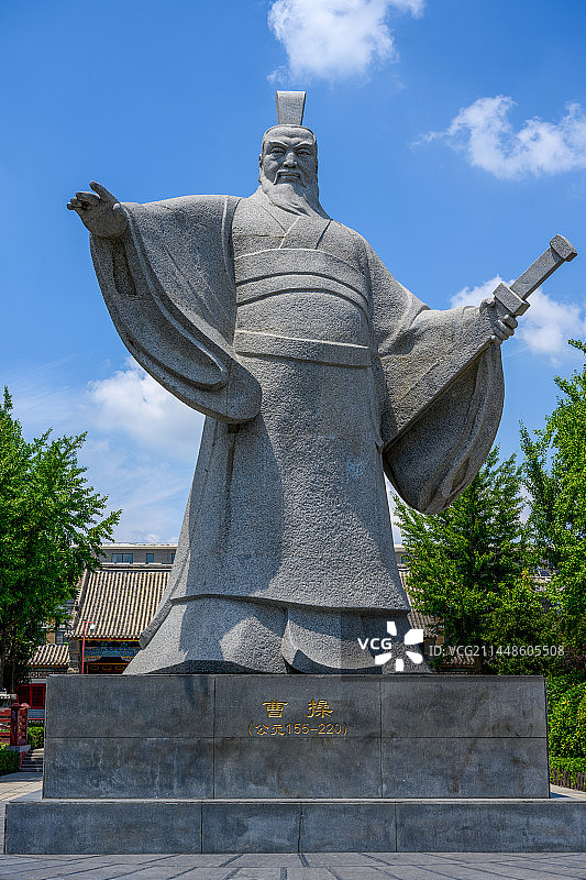 夏季白天许昌曹丞府内曹操雕像图片素材