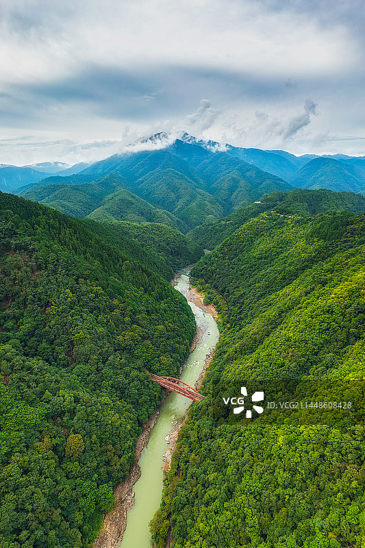日本京都岚山桂河（桂川）上的铁路桥夏季户外航拍图片素材