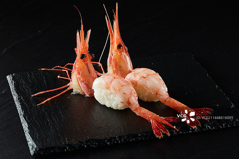 甜虾手握寿司图片素材